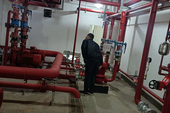 消防维保公司人员维保中